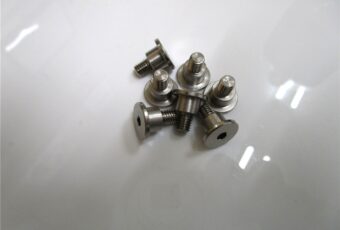 鉄製特殊ピンに無電解ニッケルメッキ加工を施した事例｜大阪府東大阪市