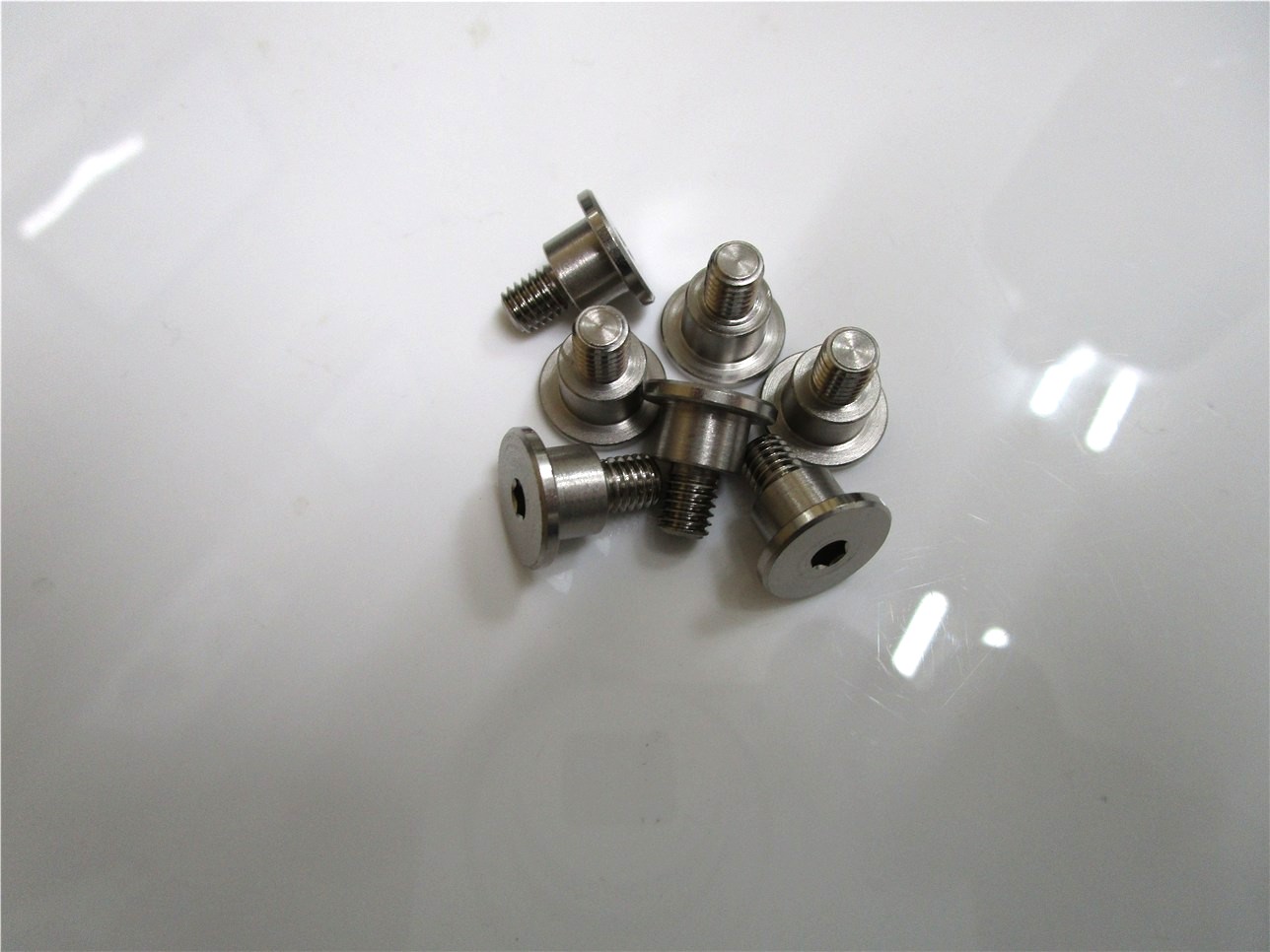 鉄製特殊ピンに無電解ニッケルメッキ加工を施した事例|大阪府東大阪市