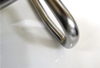 ブラスト加工した鉄製フォルダーに三価クロムメッキ加工を施した事例｜大阪市