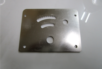 鉄製ガイドプレートへの無電解ニッケルメッキ加工｜大阪市