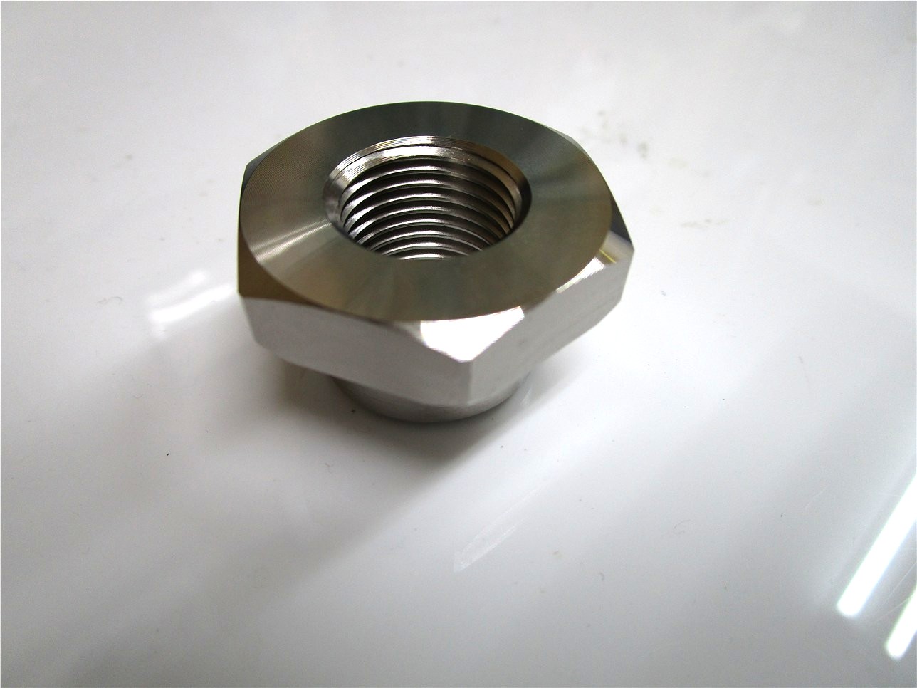 鉄製特殊ナットへの無電解ニッケルメッキ加工｜大阪市